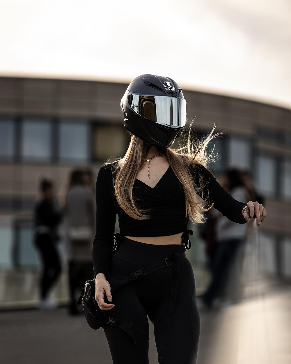 AGV Pista哑黑头盔女骑街拍高清摄影图